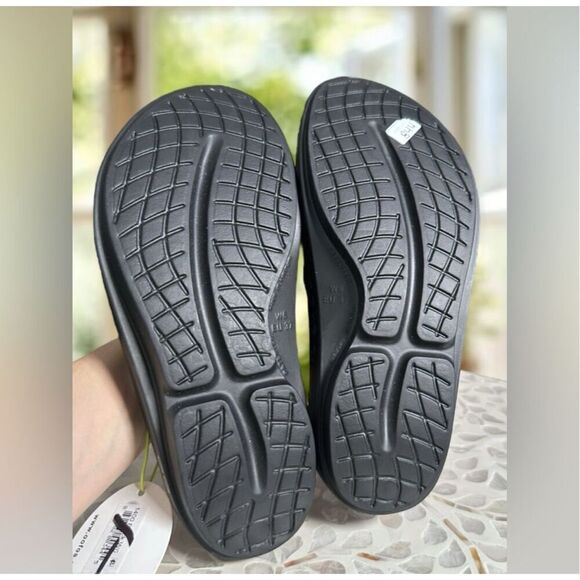 NWT OOFOS Oolala Recovery Slip On Flip Flops Women's Sandals Size 6 – Black - Picture 11 of 12